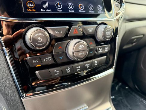 Used 2020 Jeep Grand Cherokee Altitude image 23
