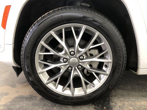 Certified 2025 Jeep Grand Cherokee Summit w/ Luxury Tech Group V image 26