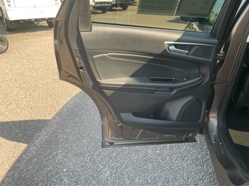 Used 2019 Ford Edge Titanium FWD image 19