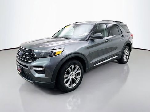 Used 2022 Ford Explorer XLT w/ Equipment Group 202A image 4