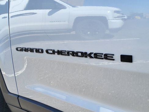 Used 2024 Jeep Grand Cherokee L Laredo image 8