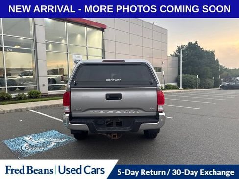 Used 2016 Toyota Tacoma SR5 w/ SR5 Appearance Package (SN) AWD/4WD image 4