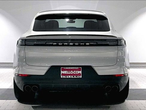 Used 2025 Porsche Cayenne Coupe image 9