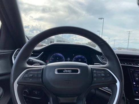 Used 2023 Jeep Grand Cherokee L Laredo AWD/4WD image 17