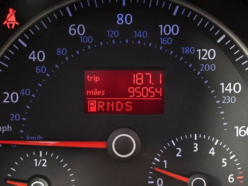 Used 2010 Volkswagen Beetle Convertible FWD image 28