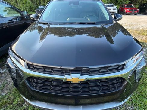 Used 2025 Chevrolet Trax LT w/ LT Convenience Package FWD image 2