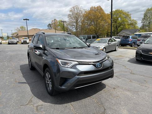 Used 2018 Toyota RAV4 LE image 9