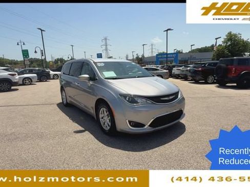 Used 2020 Chrysler Pacifica Touring FWD image 2
