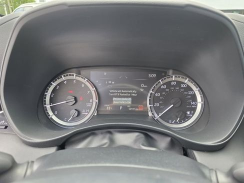 Used 2024 Toyota Highlander LE AWD/4WD image 15