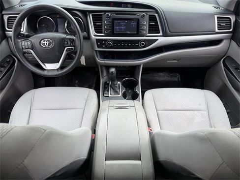 Used 2017 Toyota Highlander LE image 10