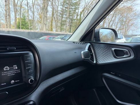 Used 2025 Kia Soul LX w/ LX Technology Package FWD image 33