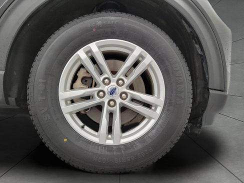 Used 2023 Ford Explorer XLT w/ Equipment Group 202A image 3