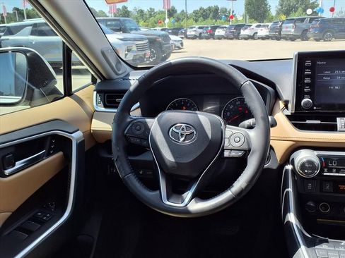 Used 2020 Toyota RAV4 XLE Premium FWD image 16