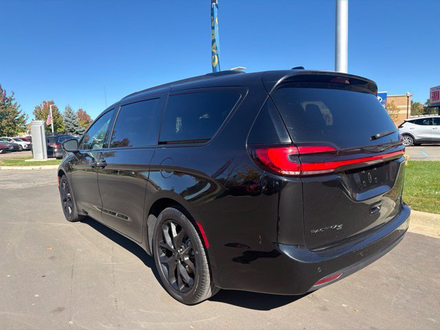 Used 2025 Chrysler Pacifica Limited FWD image 2