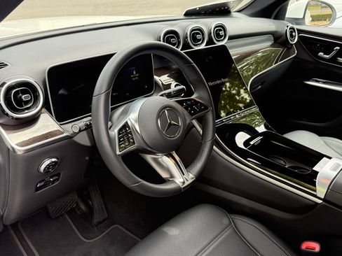 Used 2025 Mercedes-Benz GLC 300 image 2