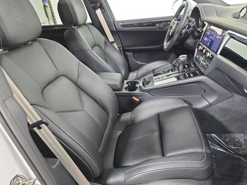 Certified 2025 Porsche Macan AWD/4WD image 27
