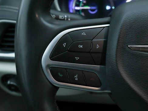 Used 2023 Chrysler Pacifica Touring-L image 20