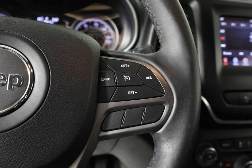 Used 2019 Jeep Cherokee Latitude Plus w/ Comfort/Convenience Group FWD image 35