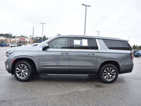 Used 2022 Chevrolet Suburban LT w/ Luxury Package image 6