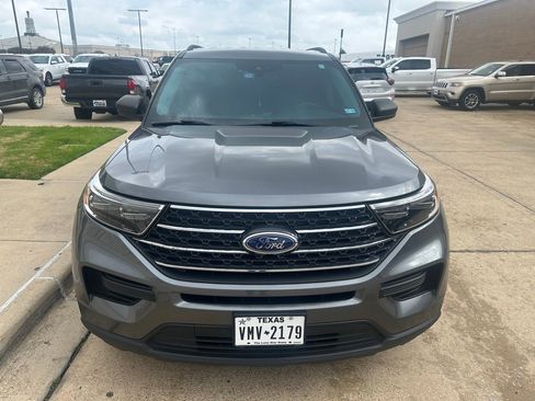 Used 2024 Ford Explorer XLT image 2