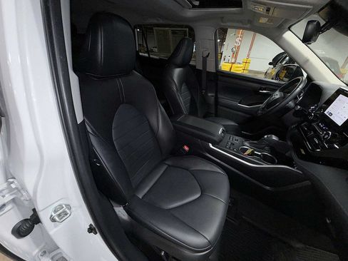 Used 2023 Toyota Highlander XLE AWD/4WD image 16