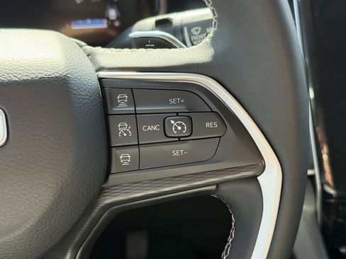 Used 2023 Jeep Grand Cherokee L Laredo image 17