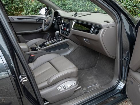 Used 2024 Porsche Macan image 32