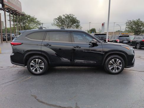 Used 2022 Toyota Highlander XLE FWD image 6