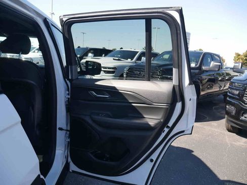 New 2025 Jeep Grand Cherokee Laredo X w/ Luxury Tech Group I image 17