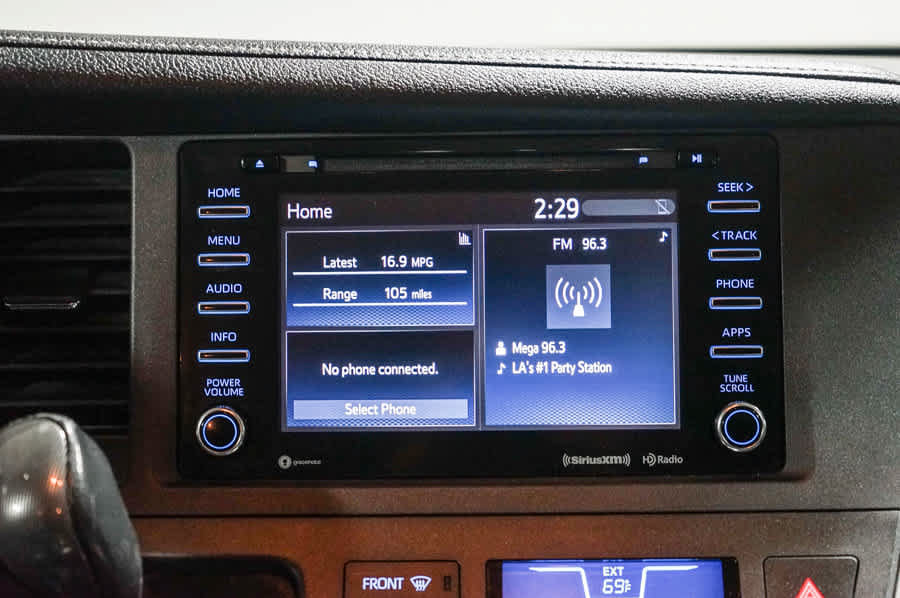Used 2018 Toyota Sienna SE w/ Carpet Mat Package FWD image 14