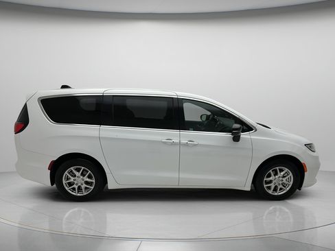 Used 2025 Chrysler Pacifica Select FWD image 4