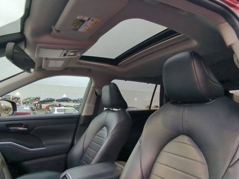 Certified 2022 Toyota Highlander XLE image 10