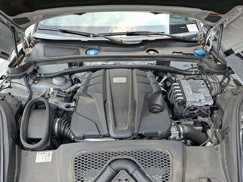 Certified 2024 Porsche Macan S AWD/4WD image 32