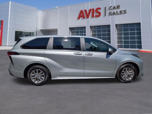 Used 2025 Toyota Sienna LE FWD image 5