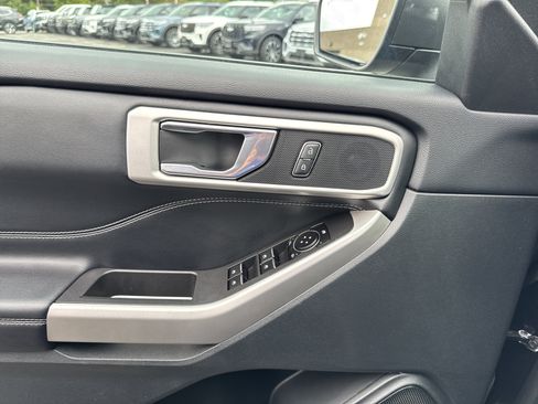 Used 2022 Ford Explorer XLT image 15