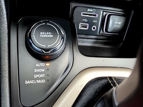 Used 2017 Jeep Cherokee Limited AWD/4WD image 33