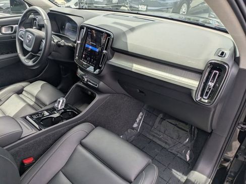 Certified 2025 Volvo XC40 B5 Plus AWD/4WD image 28
