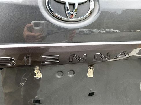 Used 2017 Toyota Sienna XLE image 30