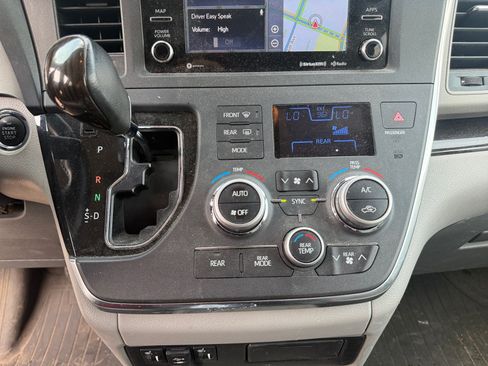 Used 2018 Toyota Sienna XLE w/ XLE Navigation Package AWD/4WD image 12