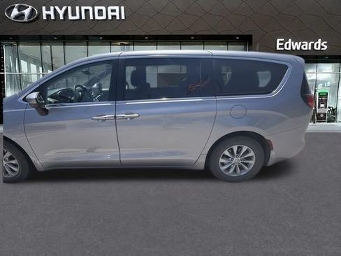 Used 2017 Chrysler Pacifica Touring w/ Tire & Wheel Group FWD image 2