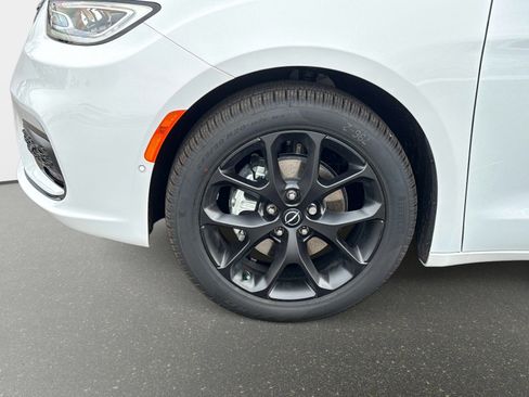 New 2026 Chrysler Pacifica Select image 11