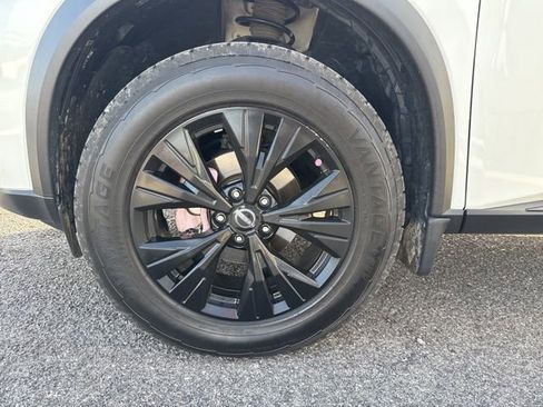 Used 2023 Nissan Rogue SV w/ SV Premium B Package FWD image 3