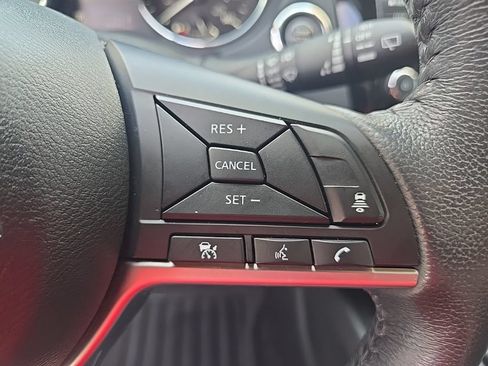 Used 2018 Nissan Rogue SV w/ Premium Package FWD image 18