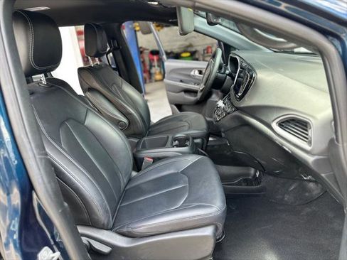 Used 2025 Chrysler Pacifica Select FWD image 10