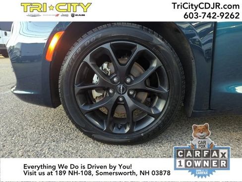 Used 2025 Chrysler Pacifica Limited image 37