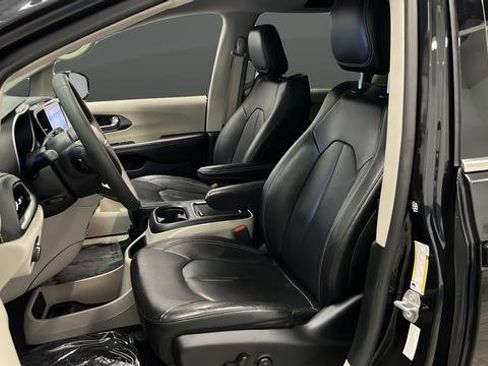 Used 2022 Chrysler Pacifica Touring-L FWD image 9