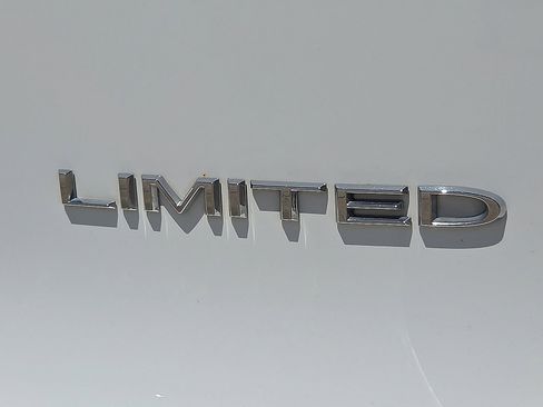 Used 2024 Chrysler Pacifica Limited FWD image 9