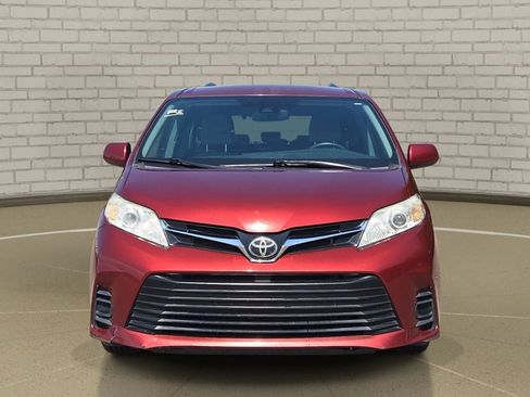 Used 2020 Toyota Sienna LE w/ Carpet Mat Package FWD image 2