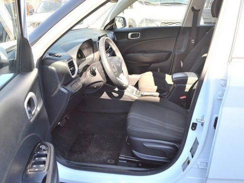 Used 2024 Hyundai Venue SEL image 17