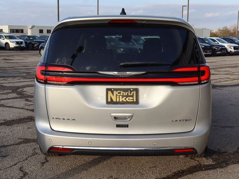Used 2024 Chrysler Pacifica Limited image 5